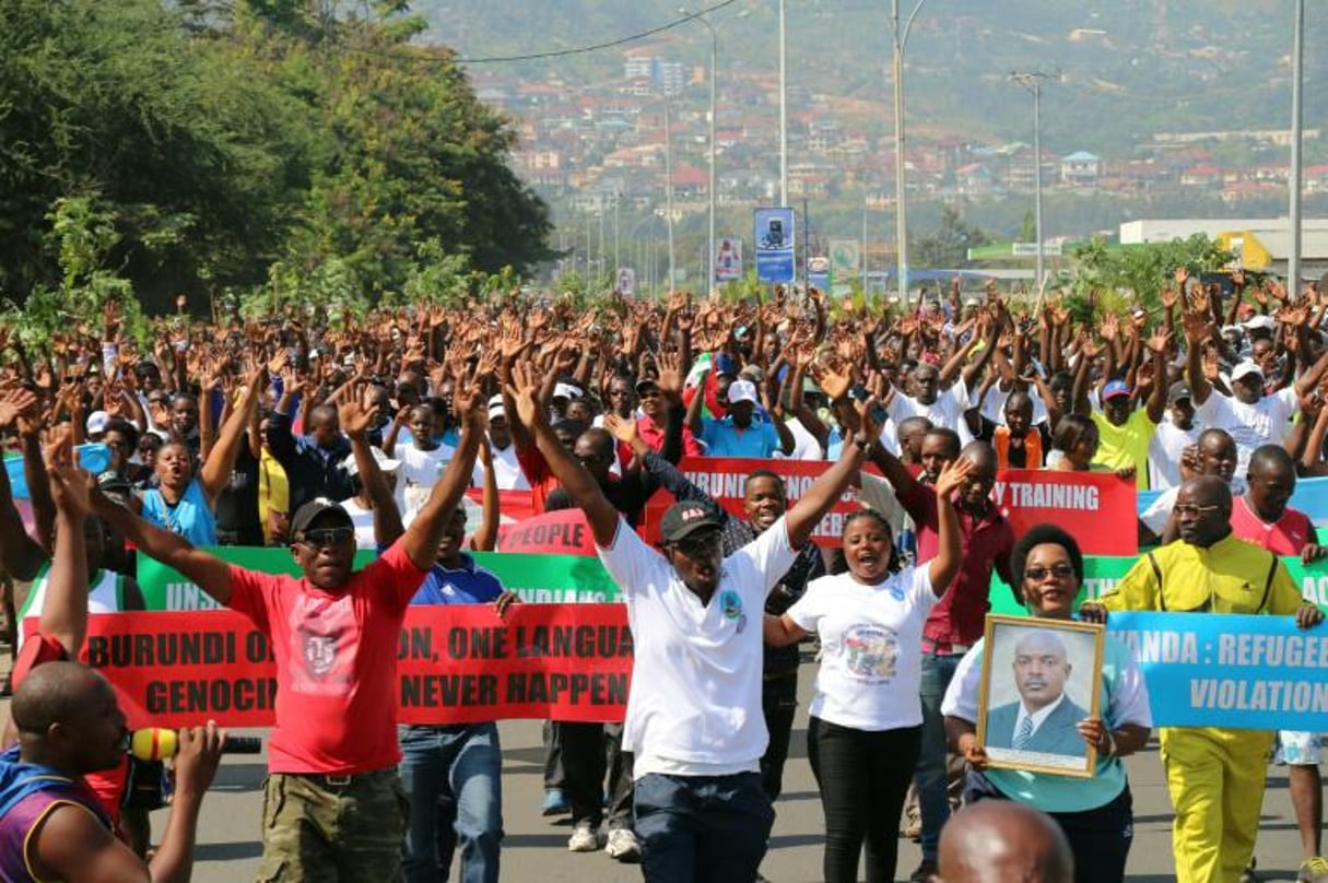 Des manifestants commémorent le premier anniversaire de la tentative manquée de coup d’état à Bujumbura au Burundi le 14 mai 2016. © AFP
