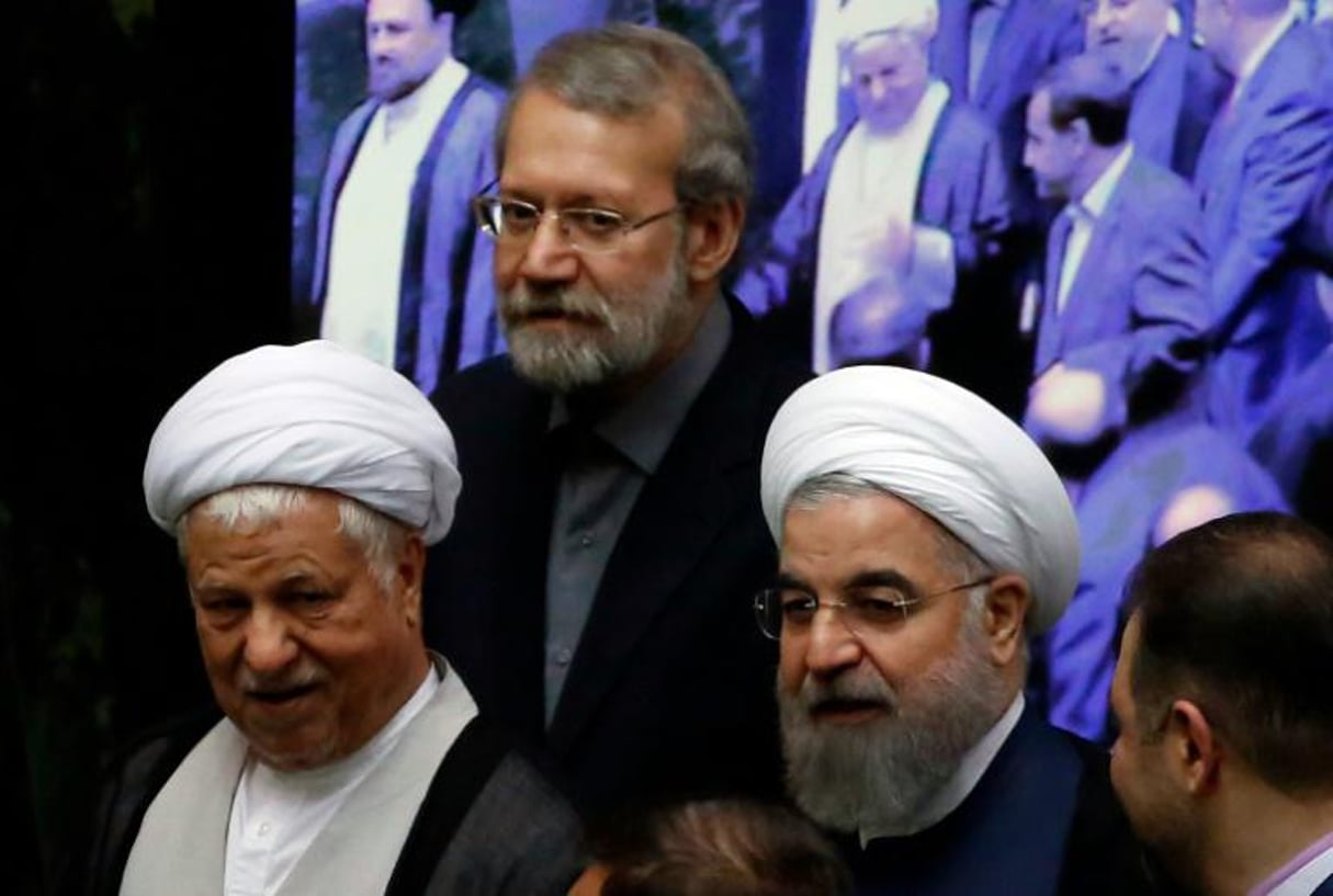 L’ancien président l’ Ayatollah Akbar Hashemi Rafsanjani, le président du Parlement Ali Larijani et le président Hasan Rouhani le 28 mai 2016 au Parlement à Téhéran. © AFP