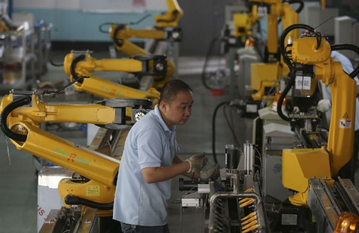 Réalisation de tests sur des bras robotisés dans une usine de manufacture chinoise. © AP/SIPA