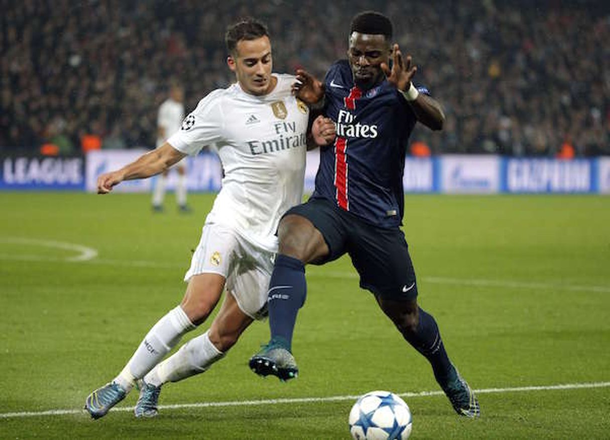 Le défenseur du PSG Serge Aurier (à droite)  face au joueur du Real Mardid Lucas Vazquez (à gauche) lors d’un match de la Ligue des Champions, au Parc des Princes, à Paris, le 21 octobre 2015. © Thibault Camus/AP/SIPA