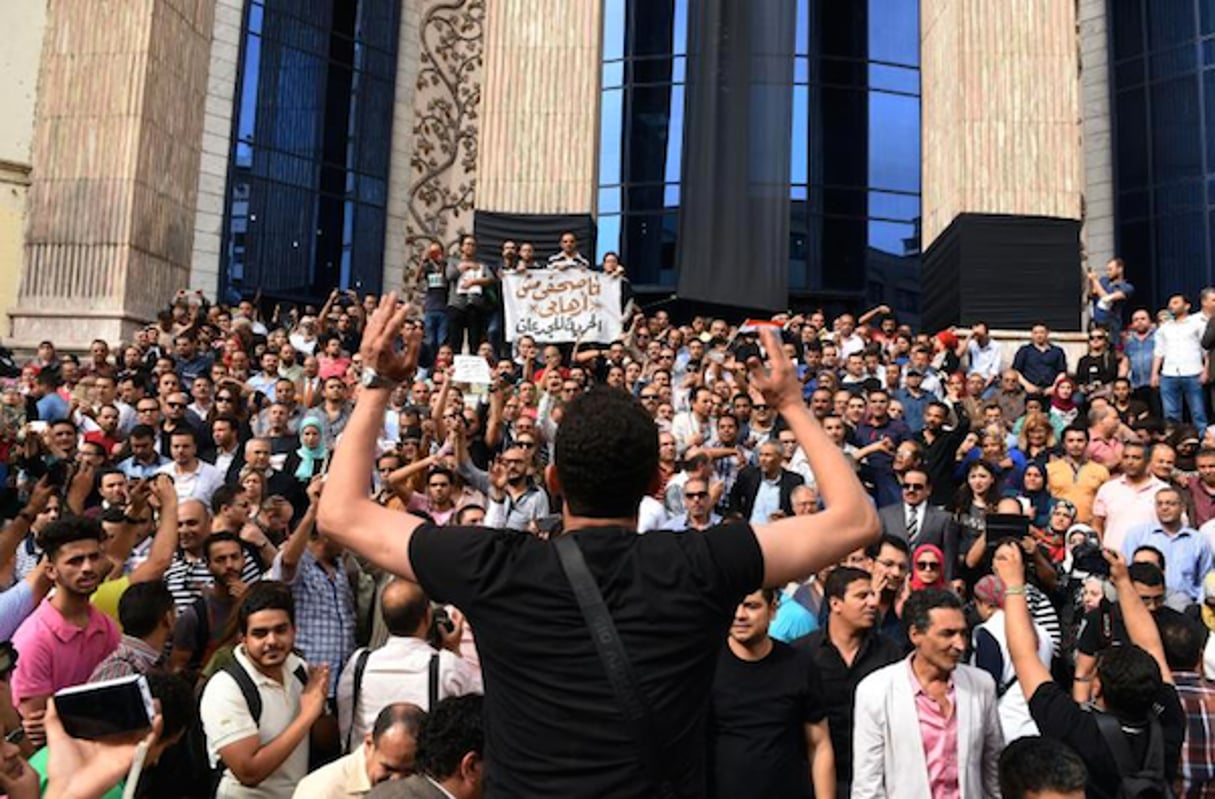 Des journalistes manifestent devant le siège de leur syndicat au Caire, le 4 mai 2016. © AFP