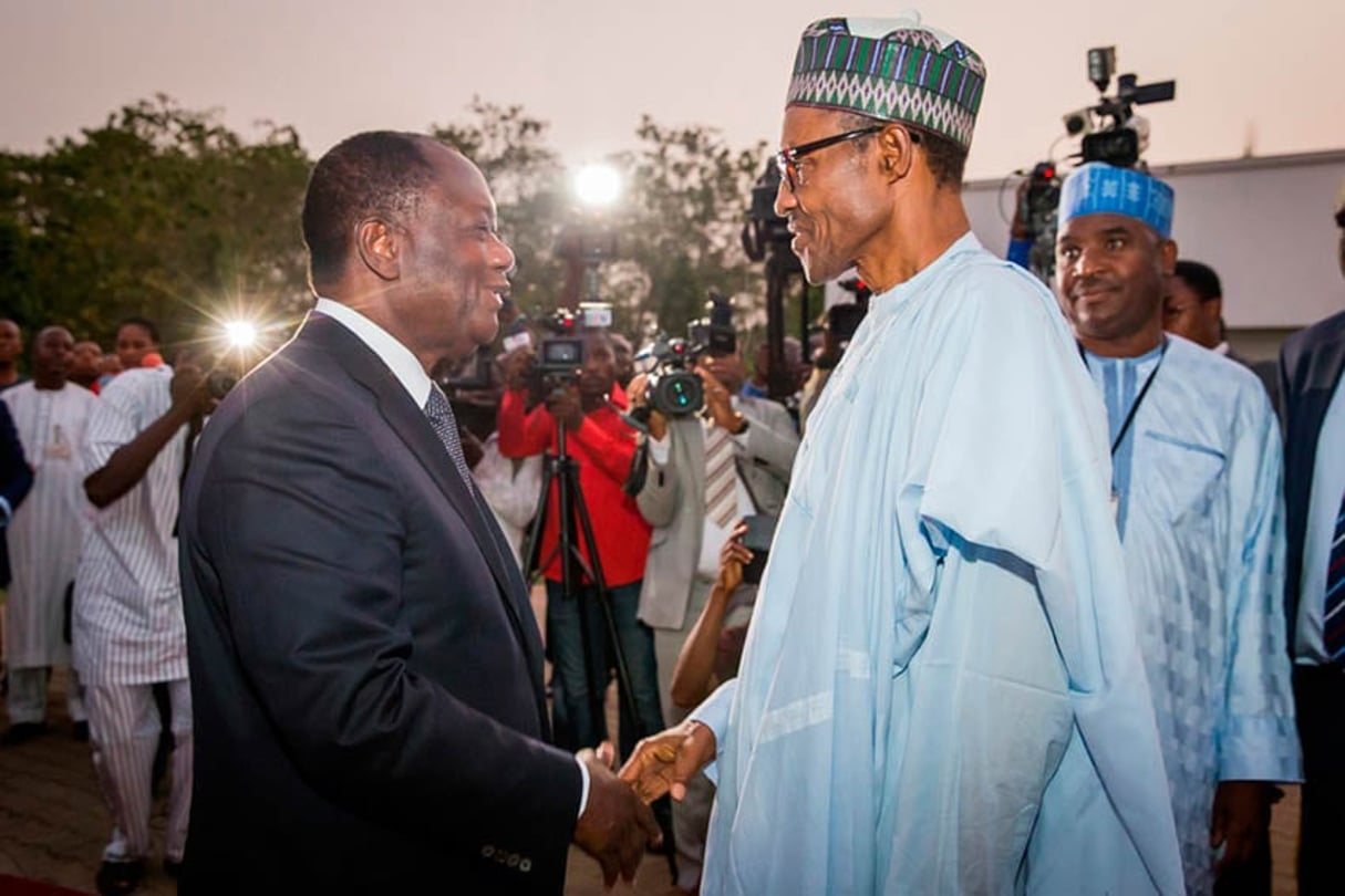 Alassane Ouattara (à g.)et Muhammadu Buhari, à Abuja, en avril 2015. © APC/AFP