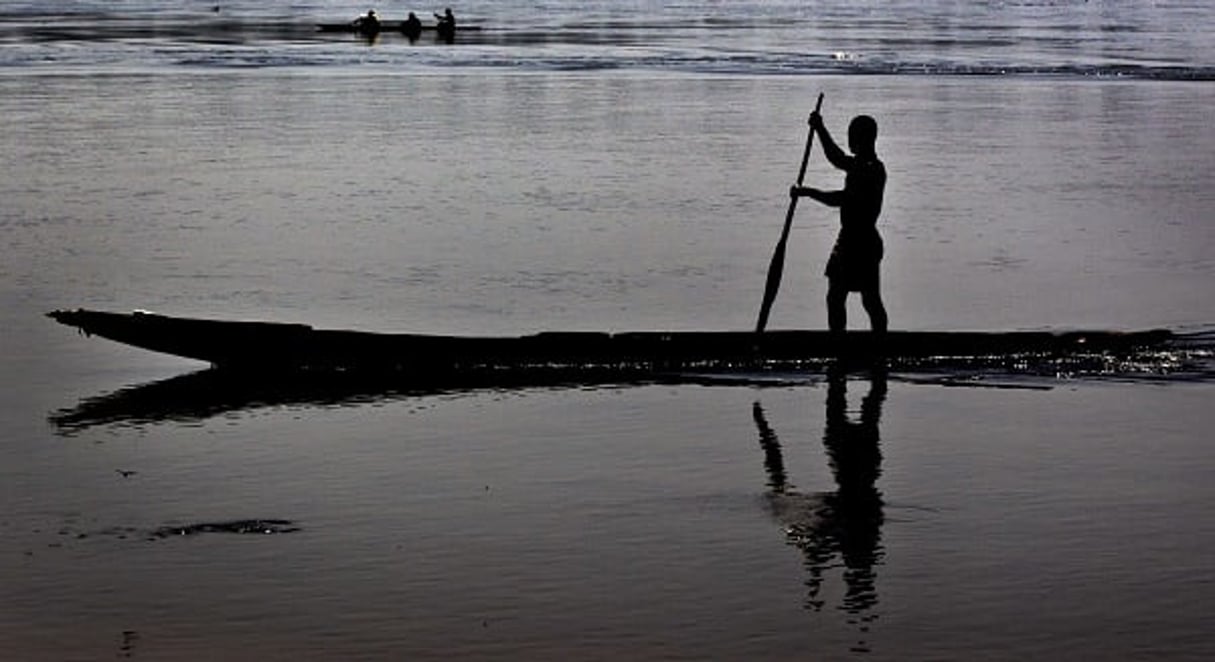 Pêcheur sur l’Oubangui, dans la capitale centrafricaine, le 10 janvier 2013. La pêche représente 5,4 % du PIB du pays. © Ben Curtis/AP/SIPA