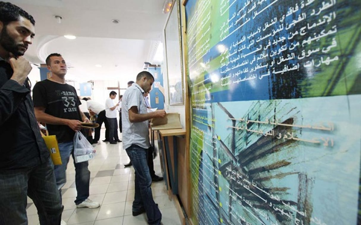 Jeunes tunisiens dans une agence BNEC (Bureau national pour l’emploi des cadres), à Tunis (photo d’illustration). © Ons Abid pour Jeune Afrique