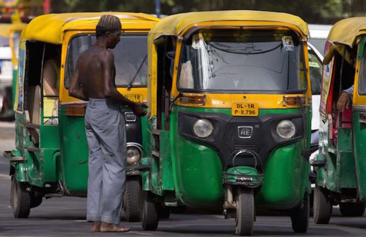 Un homme mendie devant un rickshaw, New Delhi (nord), le 1 juin 2016. © Saurabh Das/AP/SIPA