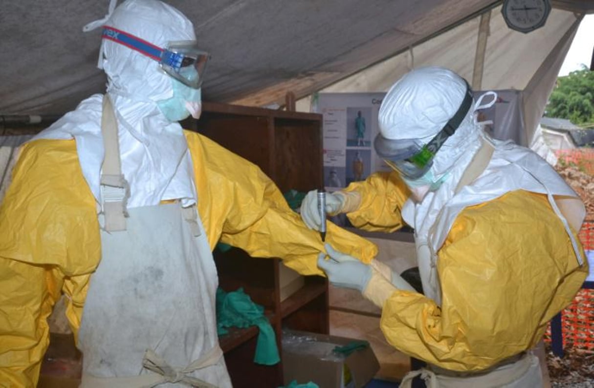 Des membres d’une équipe sanitaire en charge de la lutte contre le virus Ebola à Conakry, le 8 décembre 2014. © Cellou Binani/AFP