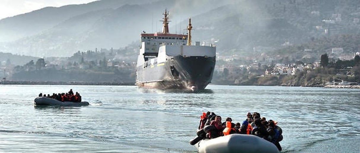 Un bateau de migrants s’approchant de l’île grecque de Lesbos, le 18 février 2016. © Aris Messinis/AFP