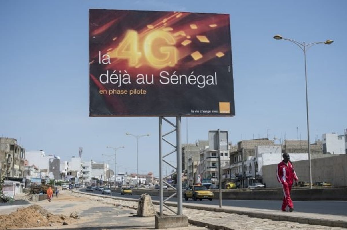Panneau publicitaire de Orange Sénégal à Dakar. Le 03 novembre 2013. Sénégal, Dakar. © Sylvain CHERKAOUI pour Jeune Afrique