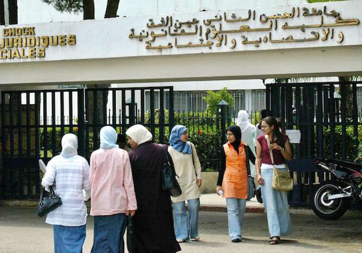 Des étudiants marocains devant l’université de Hassan II de Casablanca, le 31 mai 2006 (photo d’illustration). © Abdeljalil Bounhar/AP/Sipa