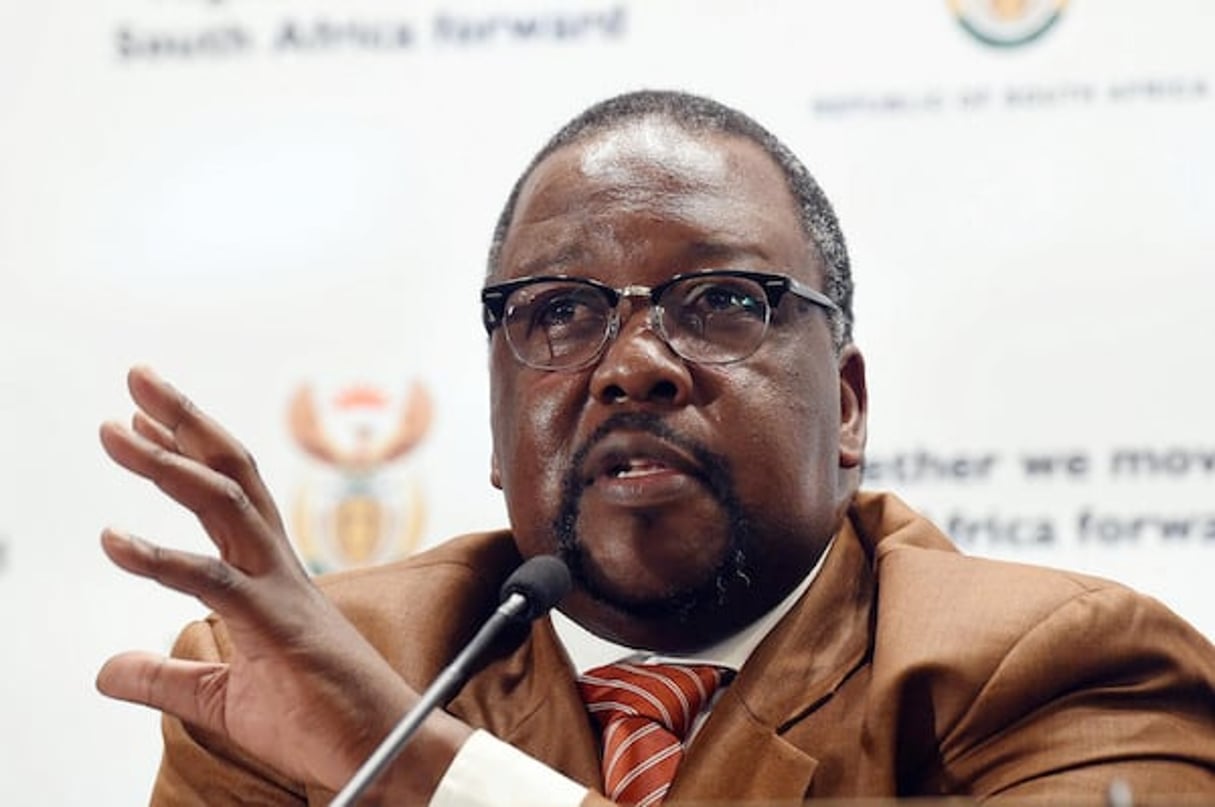 Le ministre sud-africain de la Police, Nathi Nhleko, le 24 mai 2016 lors d’une conférence de presse à Pretoria. © GovernmentZA / Flickr