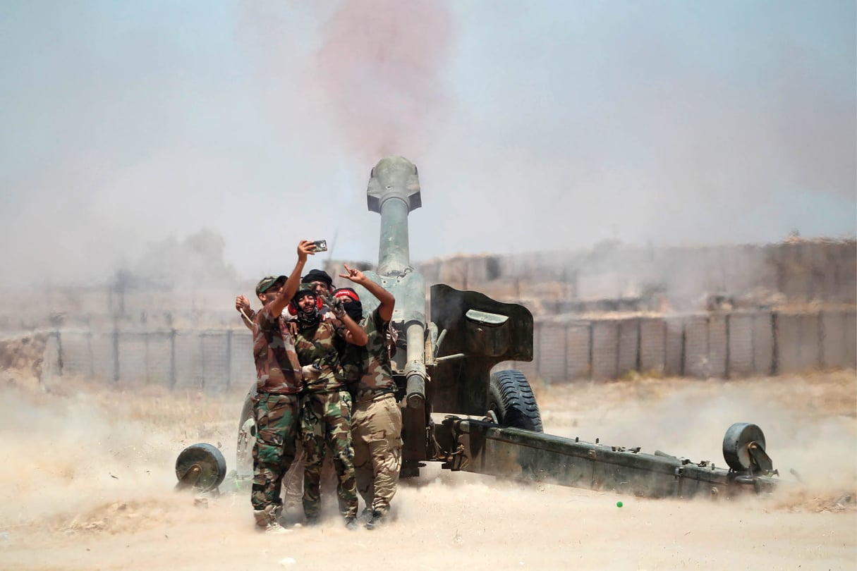 Combattants chiites prenant un selfie pendant le siège de Fallouja, en Irak, le 29 mai. © ALAA AL-MARJANI/REUTERS