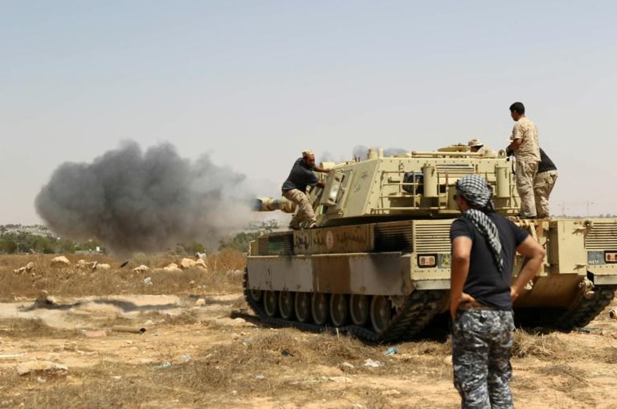 Les forces gouvernementales libyennes progressent vers la ville de Syrte, le 10 juin 2016 pour y chasser les jihadistes de l’EI. © AFP