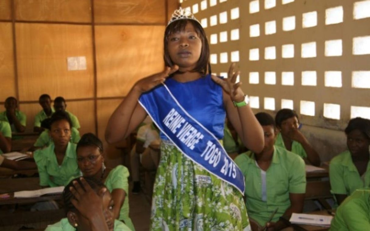 Pascaline Boukari « reine vierge » 2015 du Togo s’adresse à des étudiants à Lomé, le 23 février 2016. © AFP