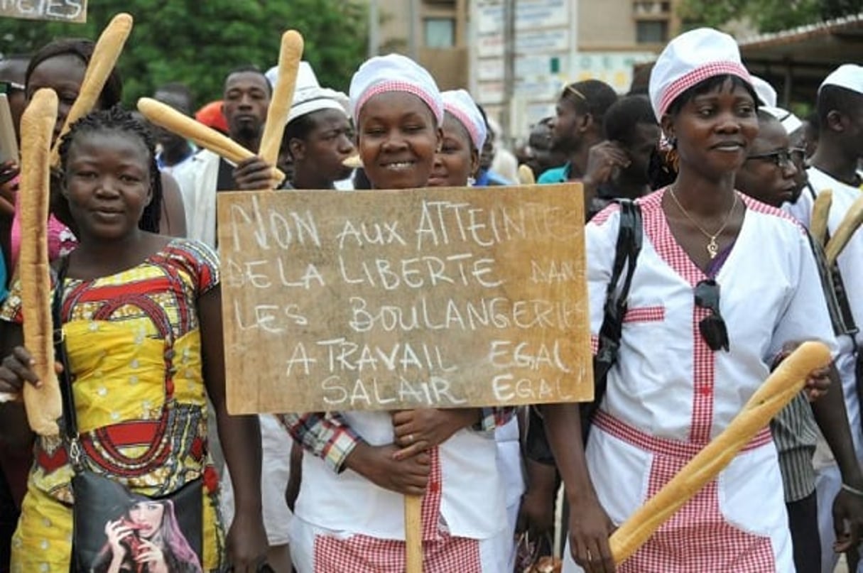 Des femmes manifestent à Ouagadougou pour de meilleurs revenus et conditions de travail le 10 juin 2016. © Ahmed Ouoba/AFP
