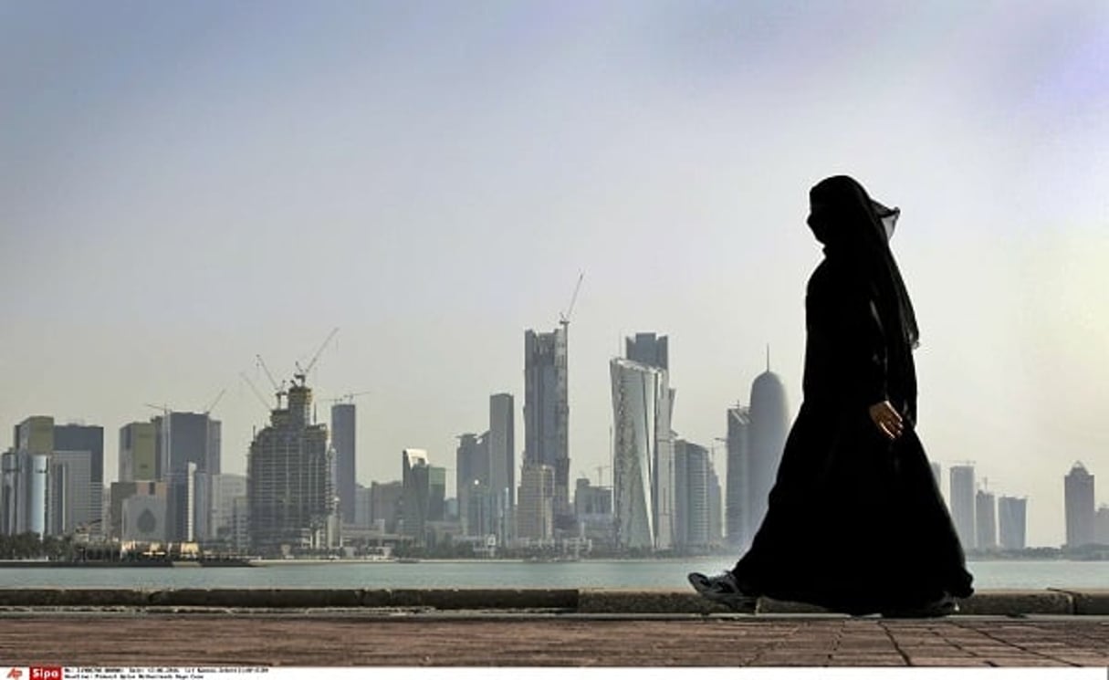Une femme qatarie longeant les buildings de Doha, le 14 mai 2010. © Kamran Jebreili/AP/SIPA