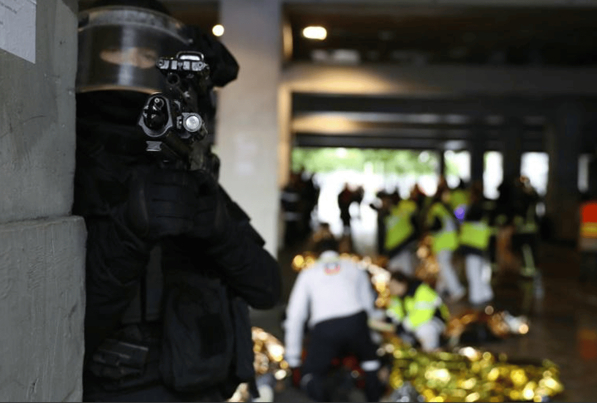 Des policiers du Raid lors d’un exercice d’entraînement le 31 mai 2016 au Stade de France à Saint-Denis, où se déroule en partie l’Euro de football, du 10 juin au 10 juillet 2016. © Kenzo Tribouillard /AFP