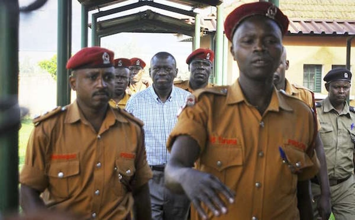 L’opposant ougandais Kizza Besigye est conduit au tribunal à Kampala, le 18 mai 2016. © Ronald Kabuubi/AP/SIPA