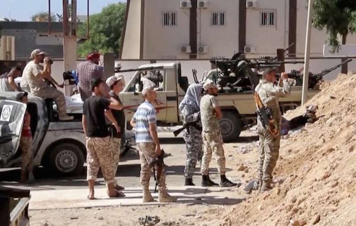 Des combattants armés soutenant le gouvernement d’union libyen national dans la rue principale de Syrte (nord). © Uncredited/AP/SIPA