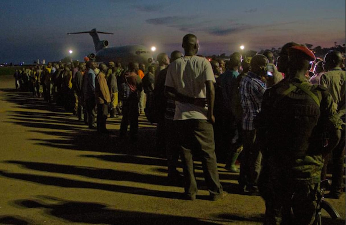 Des membres de l’ex-rebellion congolaise du M23 sur une base aérienne en Ouganda, dans l’attente d’être transportés en RD Congo, le 16 décembre 2014. © AFP