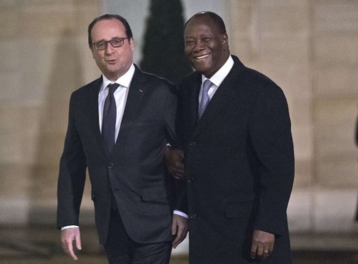 François Hollande ici avec son homologue Alassane Ouattara à l’Élysée, le 4 février 2016, décernera la légion d’honneur à deux membres des Forces spéciales ivoiriennes. © Michel Euler/AP/SIPA