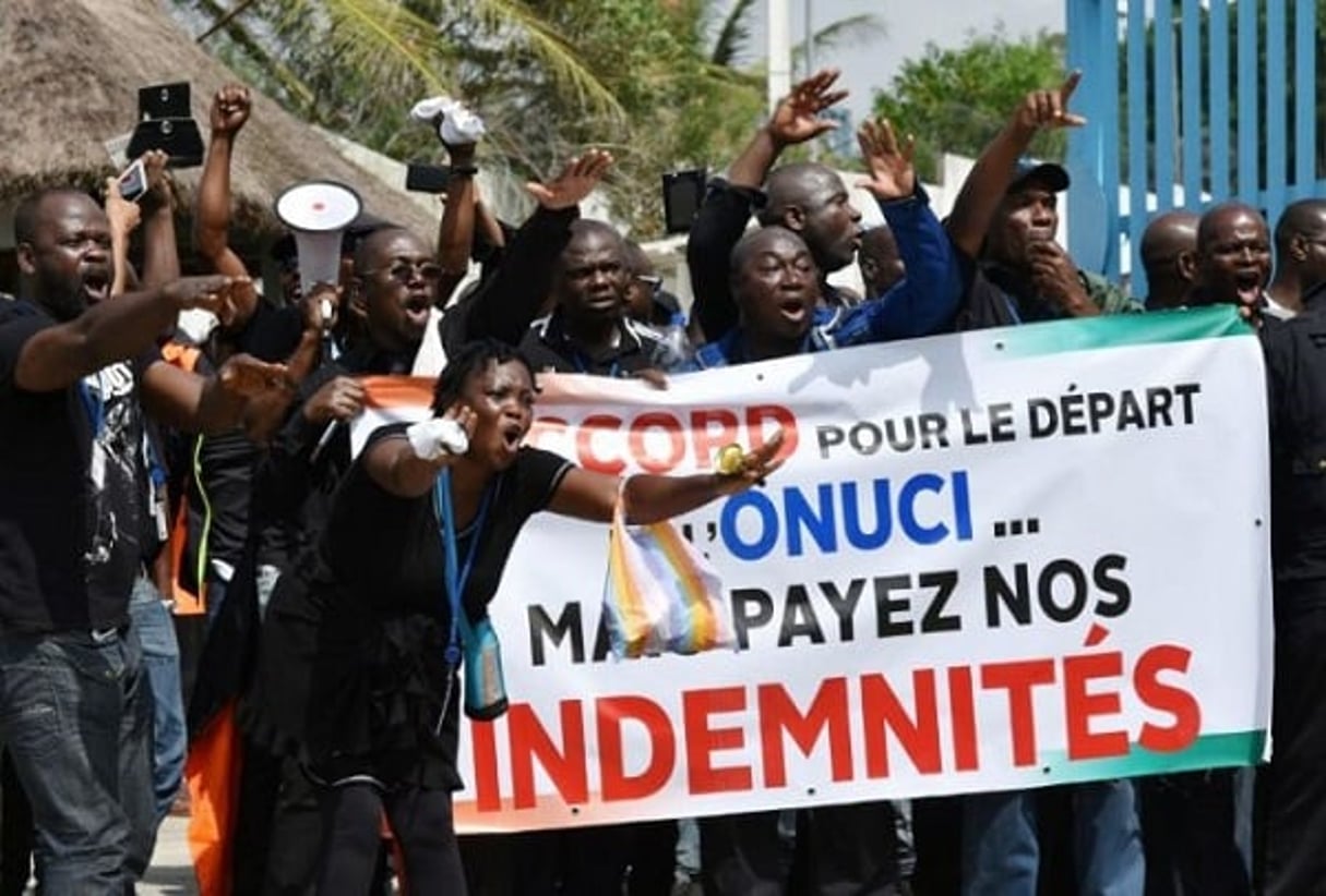 Des dizaines d’employés locaux de l’Onuci manifestent à Bouaké lo 16 juin 2016. © Sia Kambou pour AFP