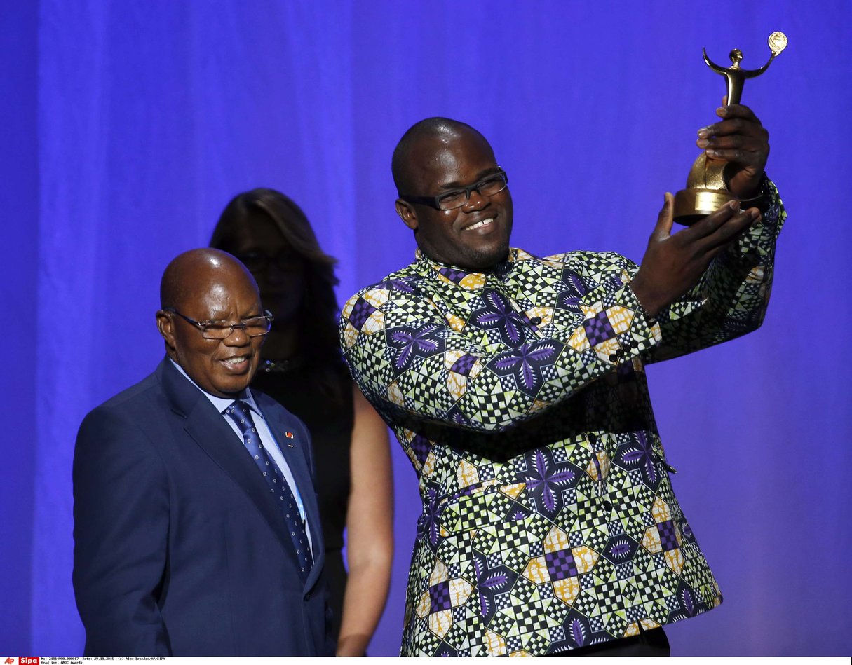 Franck Elemba présentant son trophée de meilleur athlète masculin des Jeux africains de 2015 en octobre de la même année à Washington. © Alex Brandon/AP/SIPA