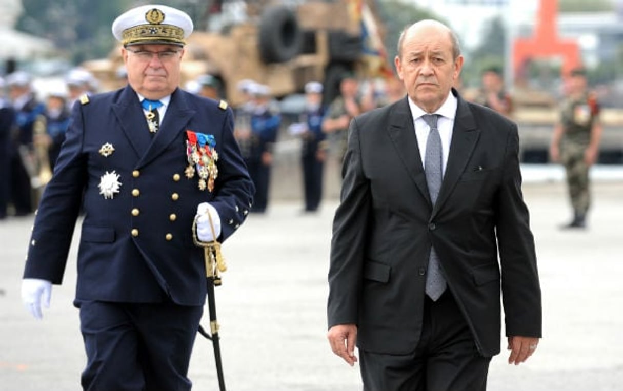 L’amiral Bernard Rogel (à g.), ici au côté de Jean Yves Le Drian, le ministre français de la Défense, en septembre 2015. © Fred Tanneau/AFP