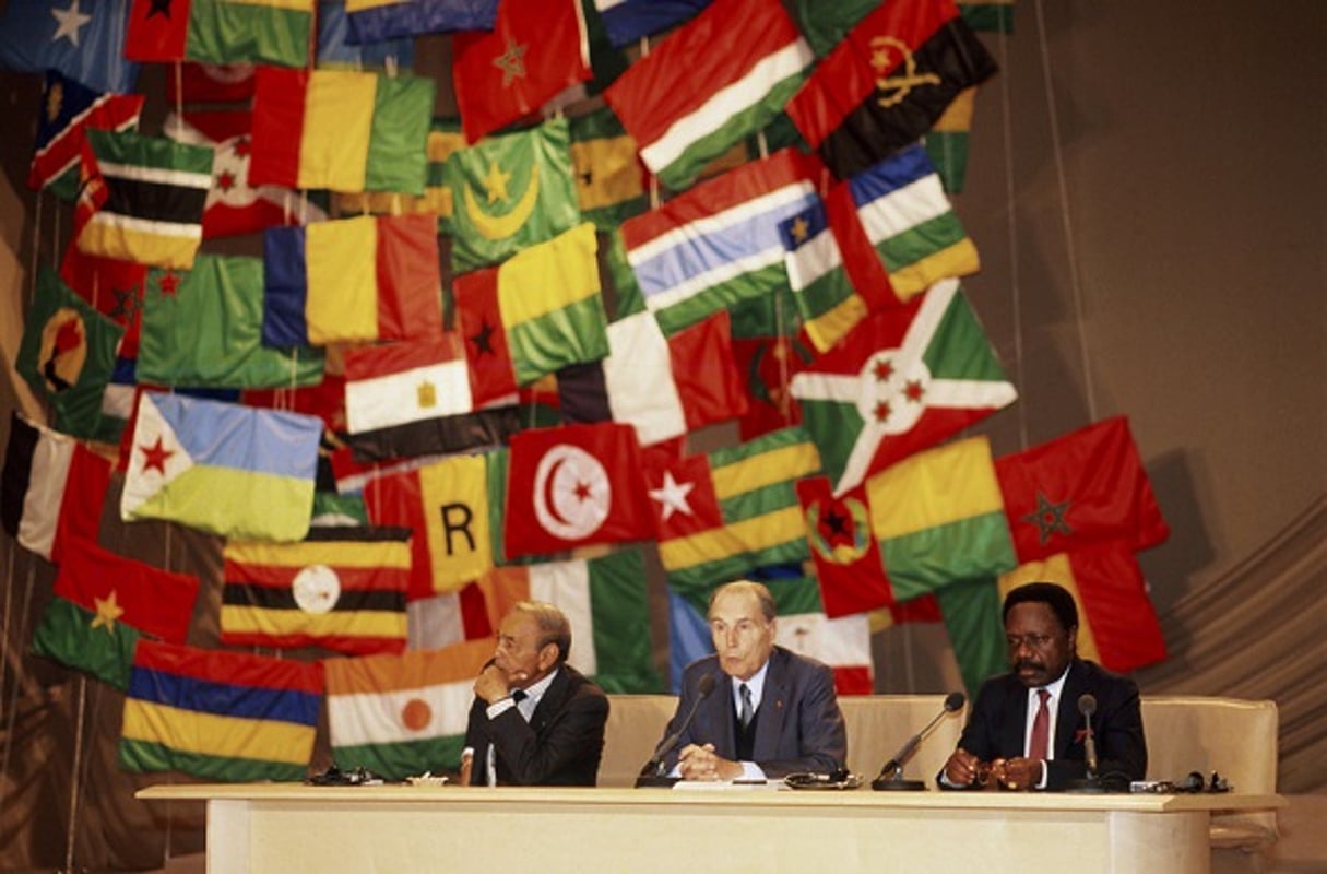  © XVI éme conférence des chefs d’Etat de France et d’Afrique, La Baule, France en Juin 1990
Hassan II, Roi du Maroc, François Mitterrand, Président de la République Française et Omar Bongo Président du Gabon.
 Jean-Luc Dolmaire pour J.A