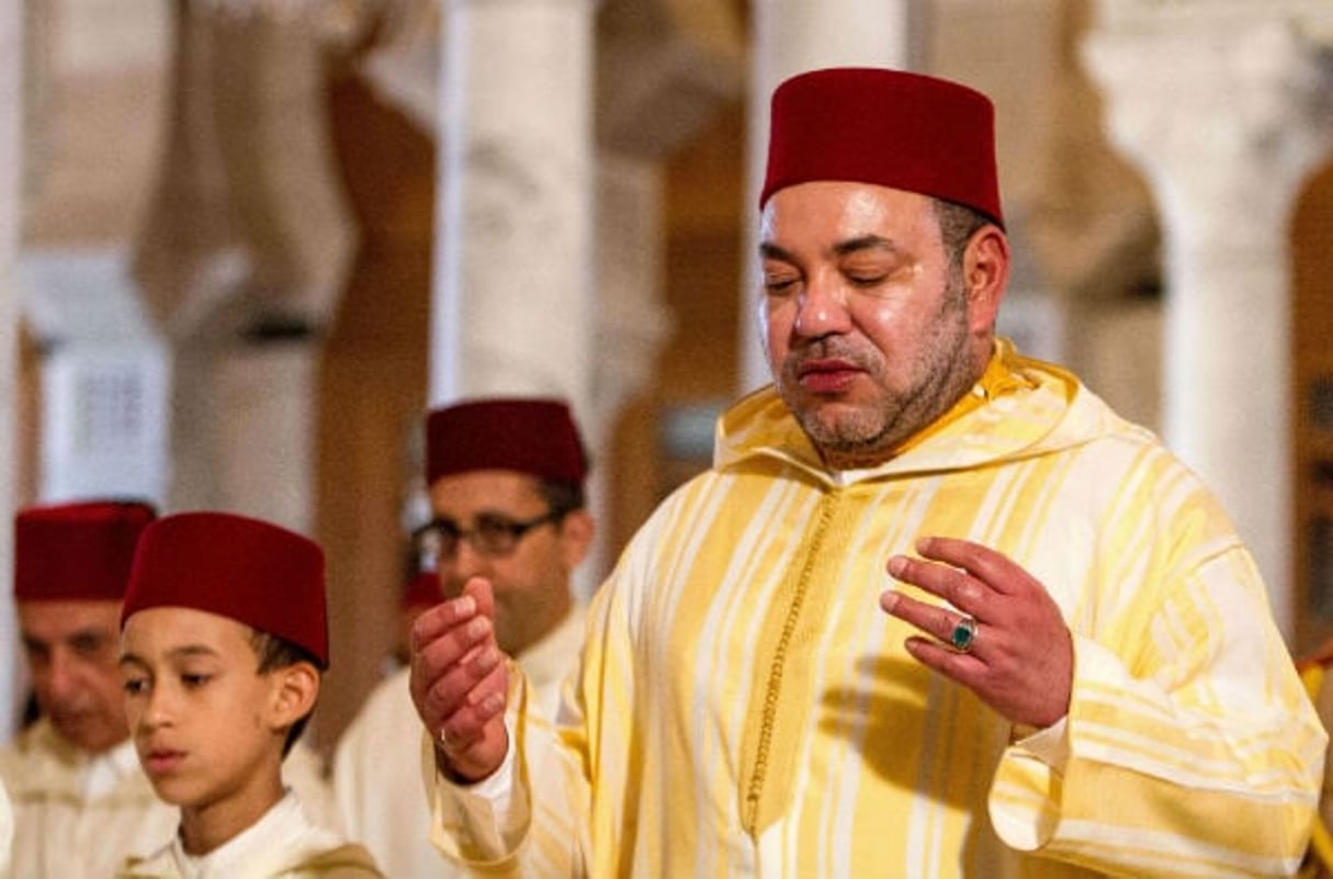 Mohammed VI, roi du Maroc à la mosquée Malik ibn Anas à Tunis en 2014. © Aimen Zine/AP/SIPA