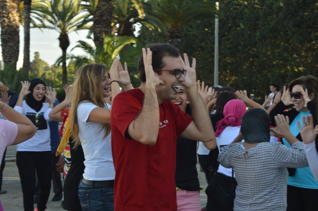 Exercice de rires en groupe, à Tunis. © Facebook/Yoga du rire