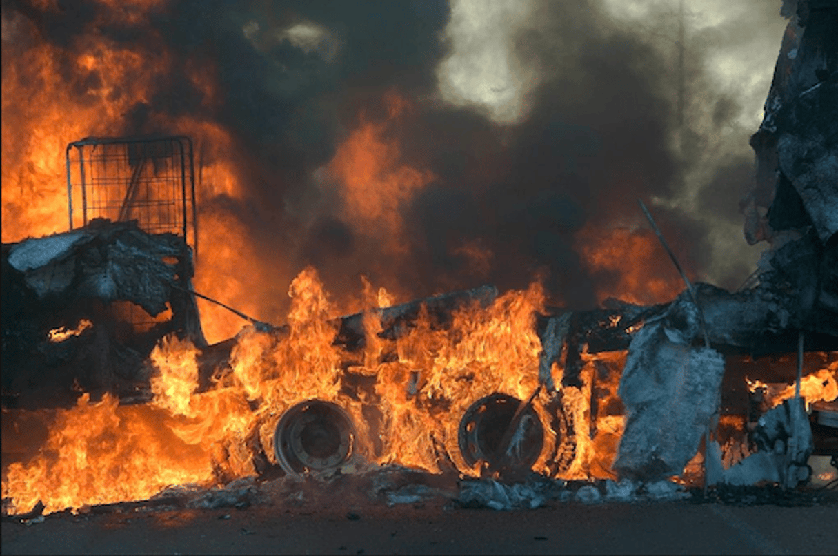 Carcasse d’un camion en feu à Atteridgeville, un township à l’ouest de la capitale Pretoria, le 21 juin 2016. © AFP