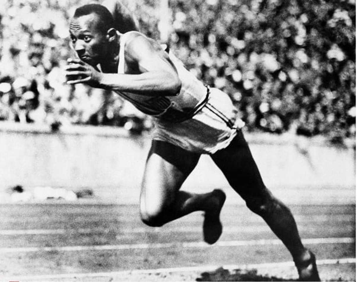 Jesse Owens, lors d’un 200 mètres aux JO de 1936 de Berlin. © AP/SIPA