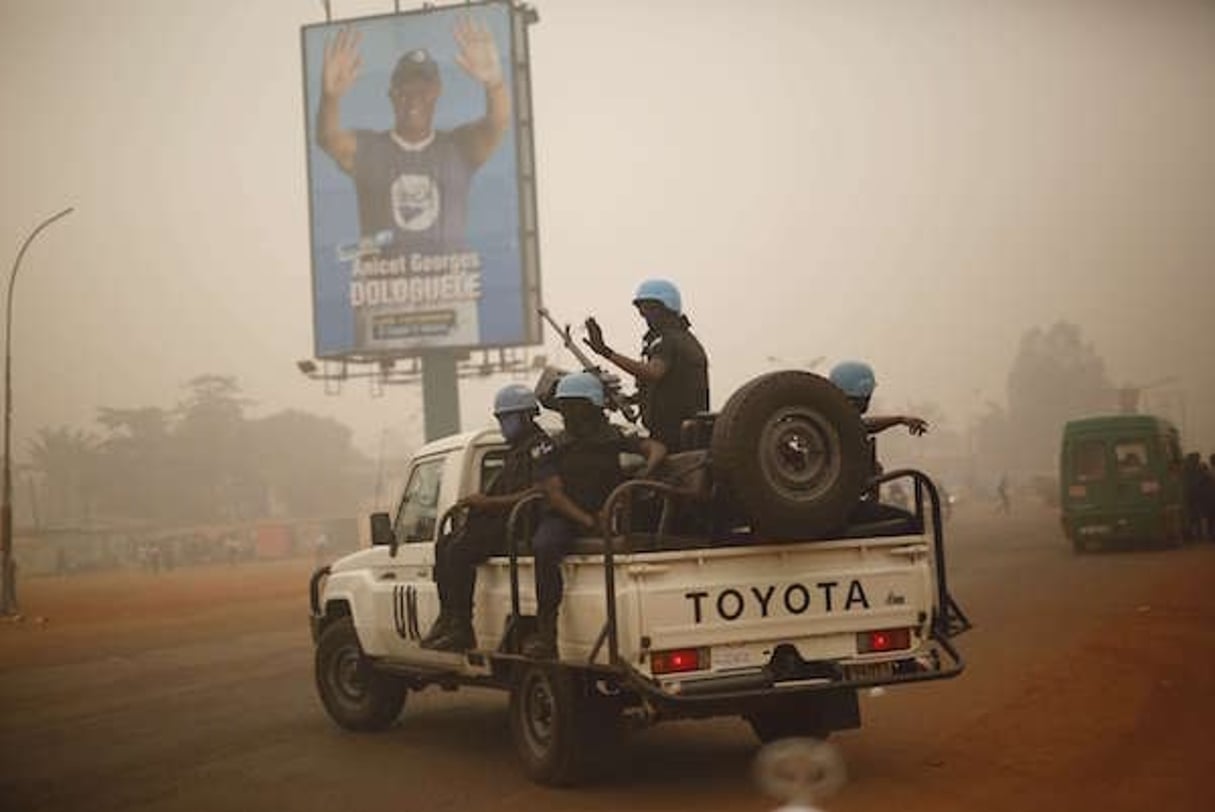 Des casques bleus de la mission de l’ONU en Centrafrique en patrouille dans les rues de la capitale Bangui, le 12 février 2016. © Jerome Delay/AP/SIPA