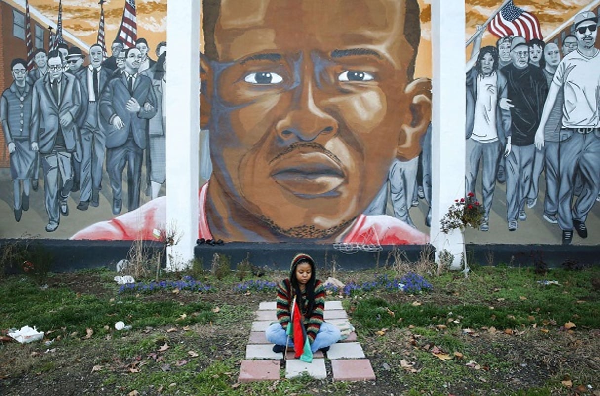 À Baltimore, un mur représente Freddie Gray,  un Noir américain mortellement blessé dans un fourgon de police le 12 avril 2015 à Baltimore. © Patrick Semansky/AP/SIPA
