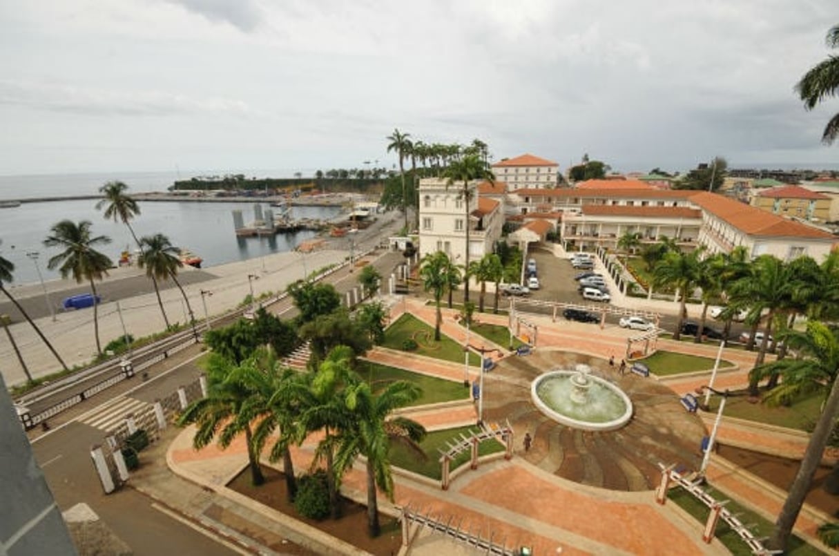 Une nouvelle génération d’hommes et de femmes rentre en Guinée équatoriale après leurs études à l’étranger pour créer de nouvelles activités et prendre part à la diversification de l’économie. Ici, le front de mer et le port en eau profonde dans la ville de Malabo © Renaud VAN DER MEEREN/EditonsduJaguar