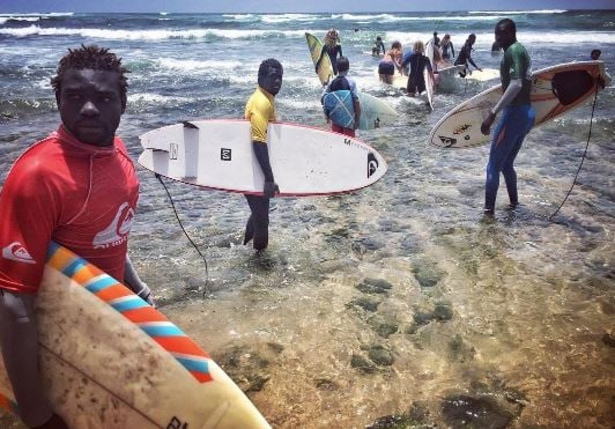 Des apprentis surfeurs sur une plage de Dakar. © Jane Hane/Instagram