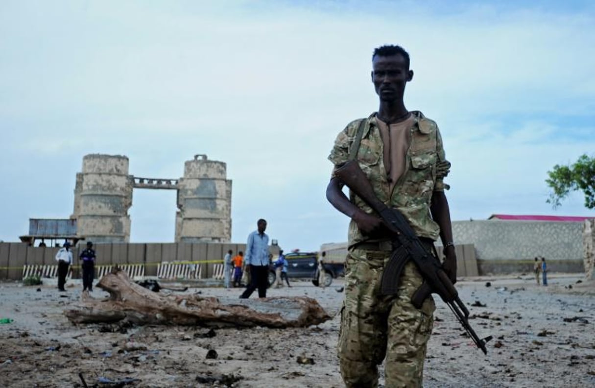 Un membre des forces de sécurité somaliennes près du site de l’attentat à Mogadiscio, le 9 mai 2016. © AFP