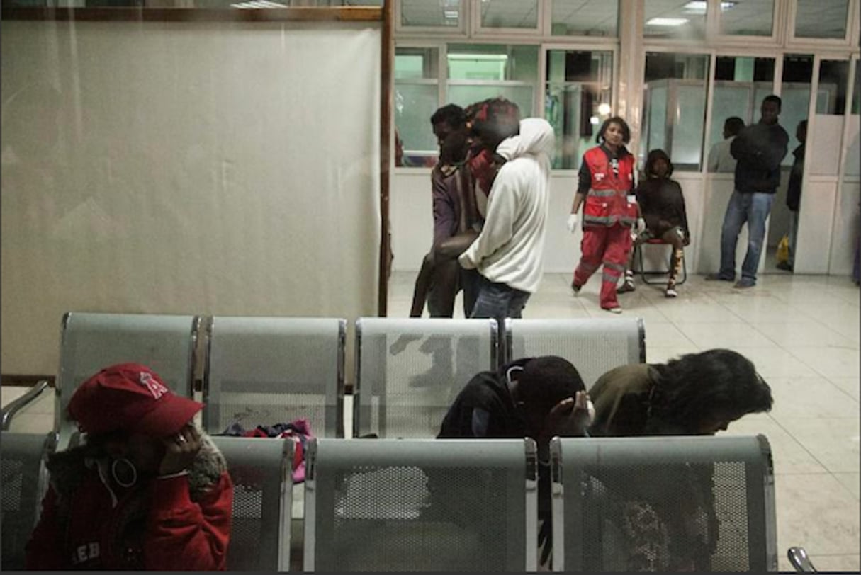 Des blessés arrivent à l’hôpital universitaire d’Antananarivo pour y recevoir les premiers soins après un attentat à la grenade dans un stade, le 26 juin 2016. © AFP