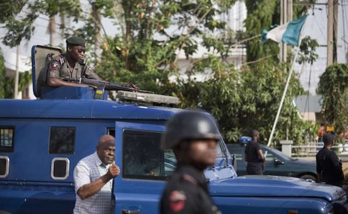 Des officiers de police nigérians à Abuja, le 25 mars 2015. © Ben Curtis/AP/SIPA