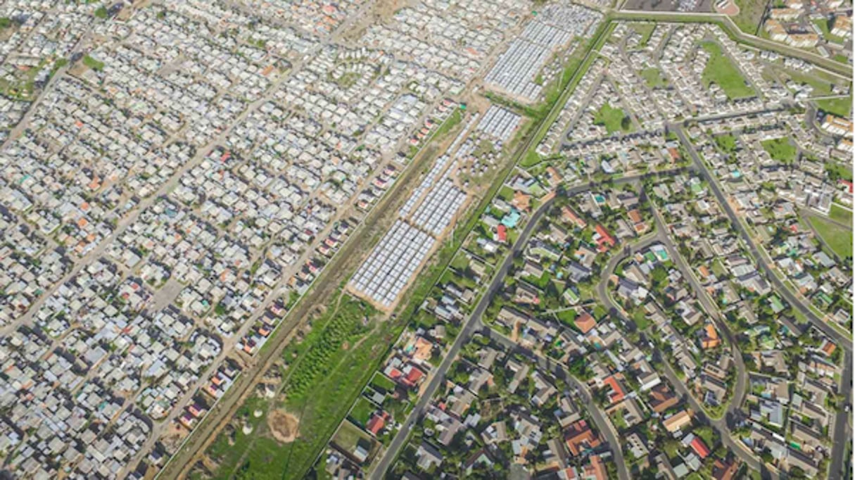 La ville côtière de Strand, à une quarantaine de kilomètres au sud-est du Cap, en Afrique du Sud. © Johnny Miller / www.unequalscenes.com