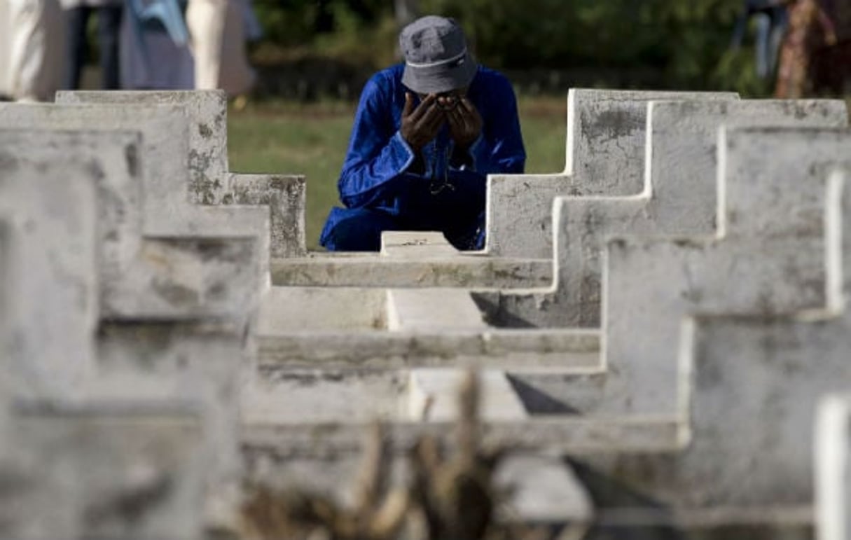 Aujourd’hui, les proches des victimes du naufrage du férry se recueillent encore devant les 140 tombes anonymes au cimetière de Joola. © Rebecca Blackwell/AP/SIPA