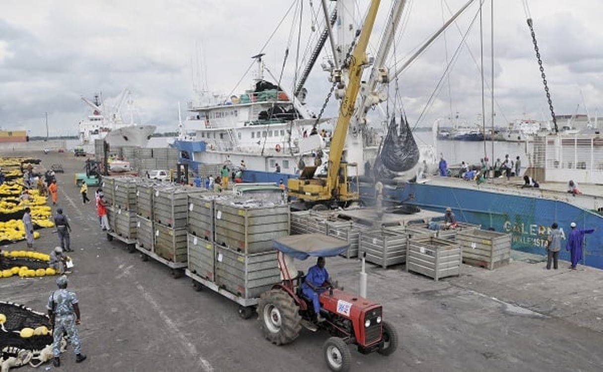 Le port d’Abidjan est un des plus grands exportateurs de thon en conserves du continent. © Nabil ZORKOT pour les Éditions du Jaguar