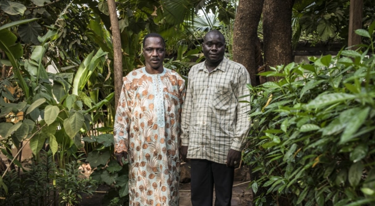 Le colonel Coulibaly et Yacouba Dembélé, membres de l’Association des parents et épouses des militaires Bérets rouges assassinés (Apembra), mi-juin 2016 à Bamako. © Sylvain Cherkaoui/Jeune Afrique