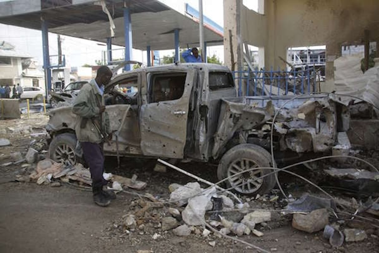 Un homme des services de sécurité somaliens regarde à l’intérieur d’un pickup, près de l’hôtel Nasa-Hablod de la capitale Mogadiscio, le 26 juin 2016. © Farah Abdi Warsameh/AP/SIPA