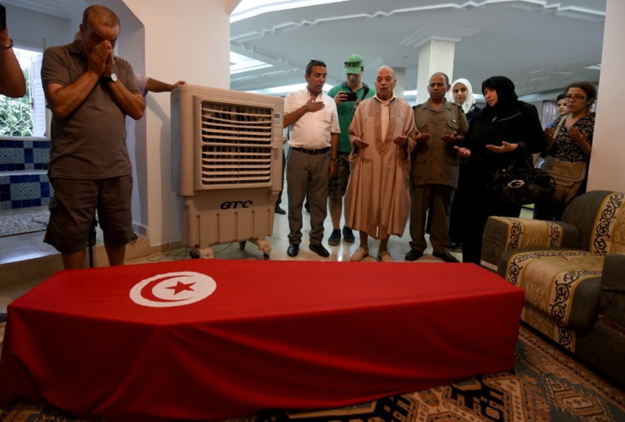 Les proches de Fathi Bayoudh lors du rapatriement de son corps le 30 juin 2016 à Tunis. © AFP / Fethi Belaïd