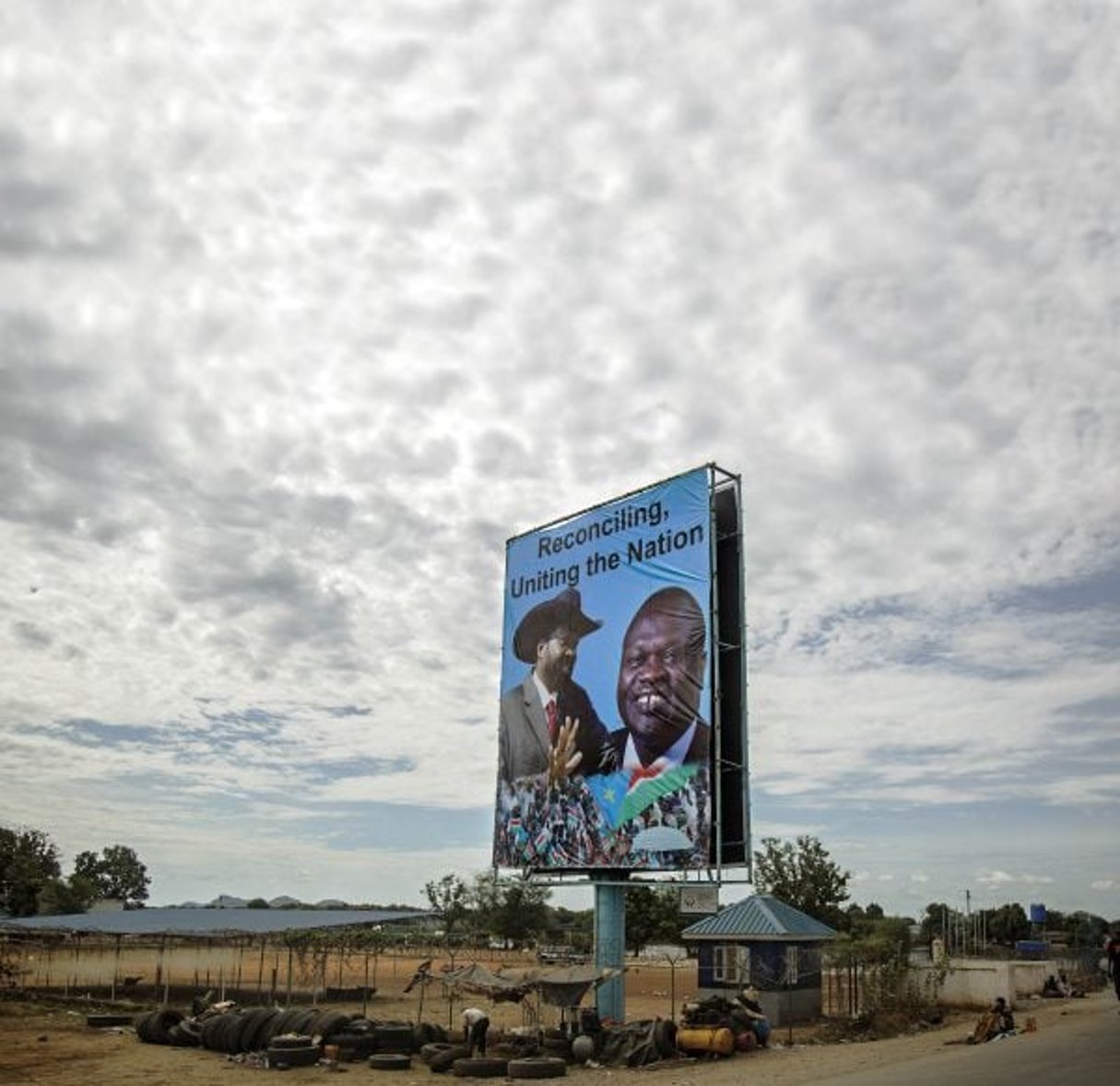 Le président, Salva Kiir (à g.), et le chef rebelle Riek Machar tentent depuis avril 2016 une nouvelle cohabitation à haut risque. © ALBERT GONZALEZ FARRAN/AFP