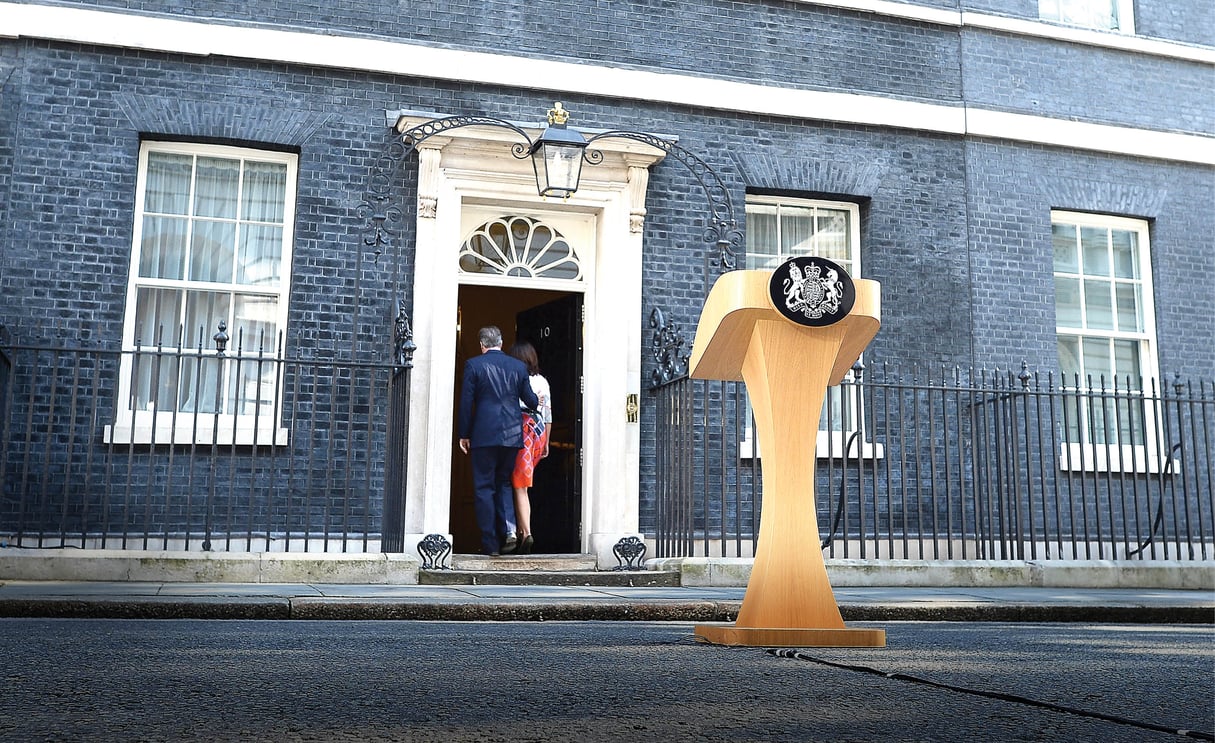 Le Premier ministre David Cameron et son épouse, Samantha, regagnant 
le 10, Downing Street, le 24 juin. © BEN STANSALL/AFP
