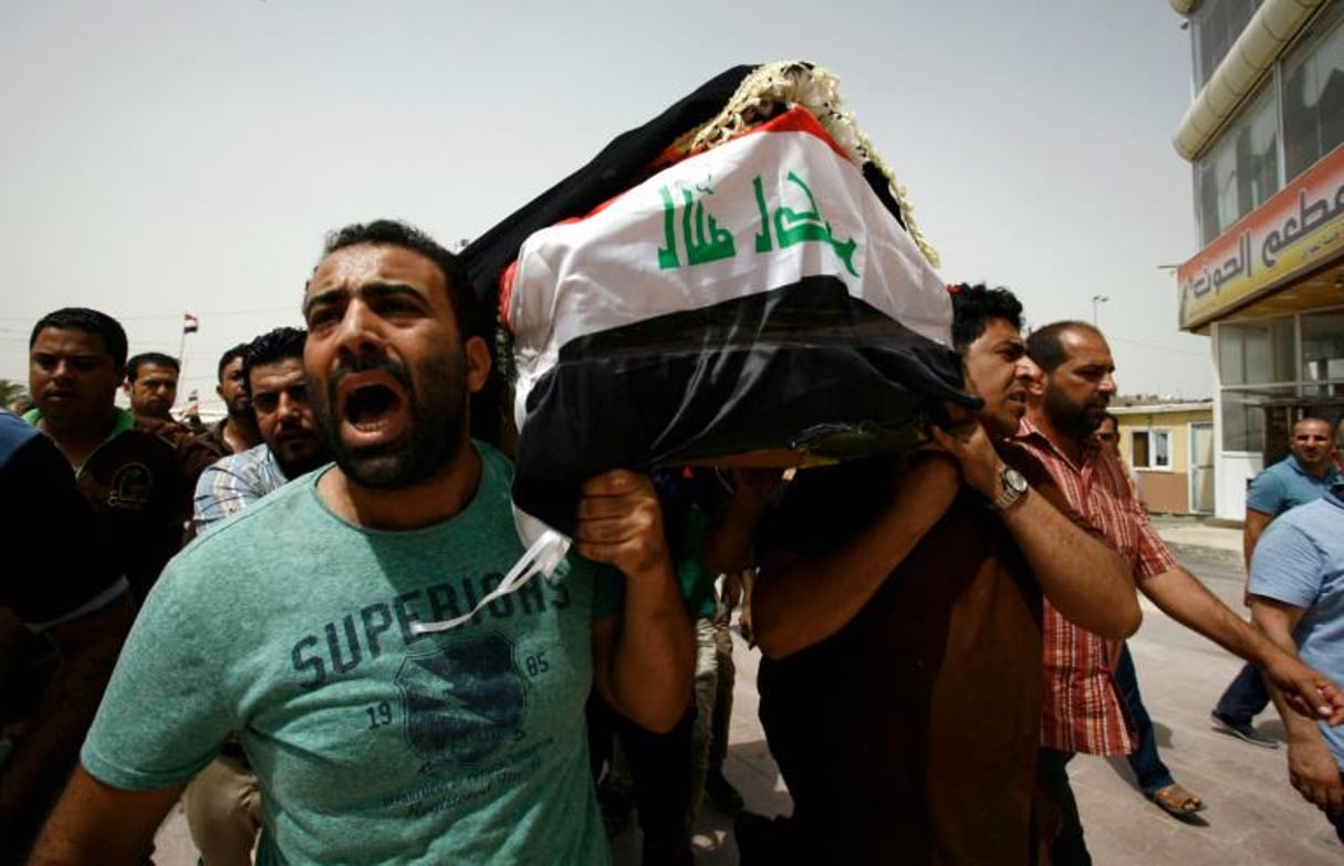 Des hommes portent un cercueil à Najaf, en Irak, le 3 juillet 2016. © Haidar Hamdani/AFP