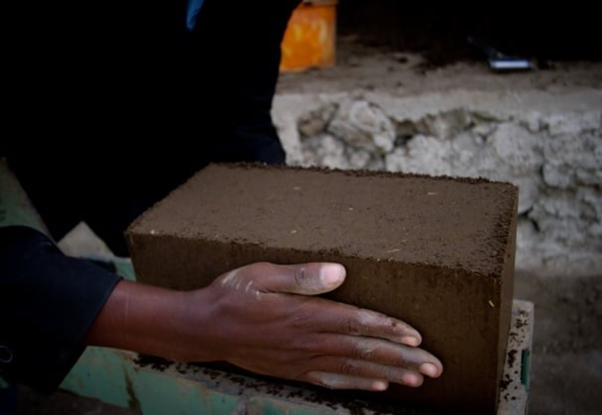 Concrètement, ces briques sont fabriquées à partir de terre et de ciment (5 % à 8 %), compressées dans un moule puis durcies naturellement sans cuisson. © Jacob Kushner/Sparknews