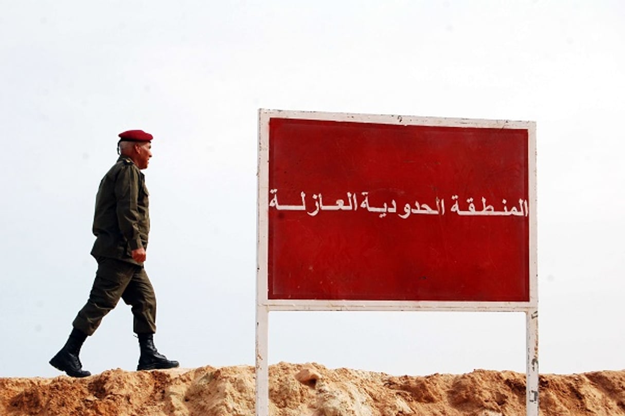 Soldat tunisien près du « no man’s land » instauré près de Ben Guerdane, à quelques pas de la frontière avec la Libye. © Benjamin Wiacek/AP/SIPA